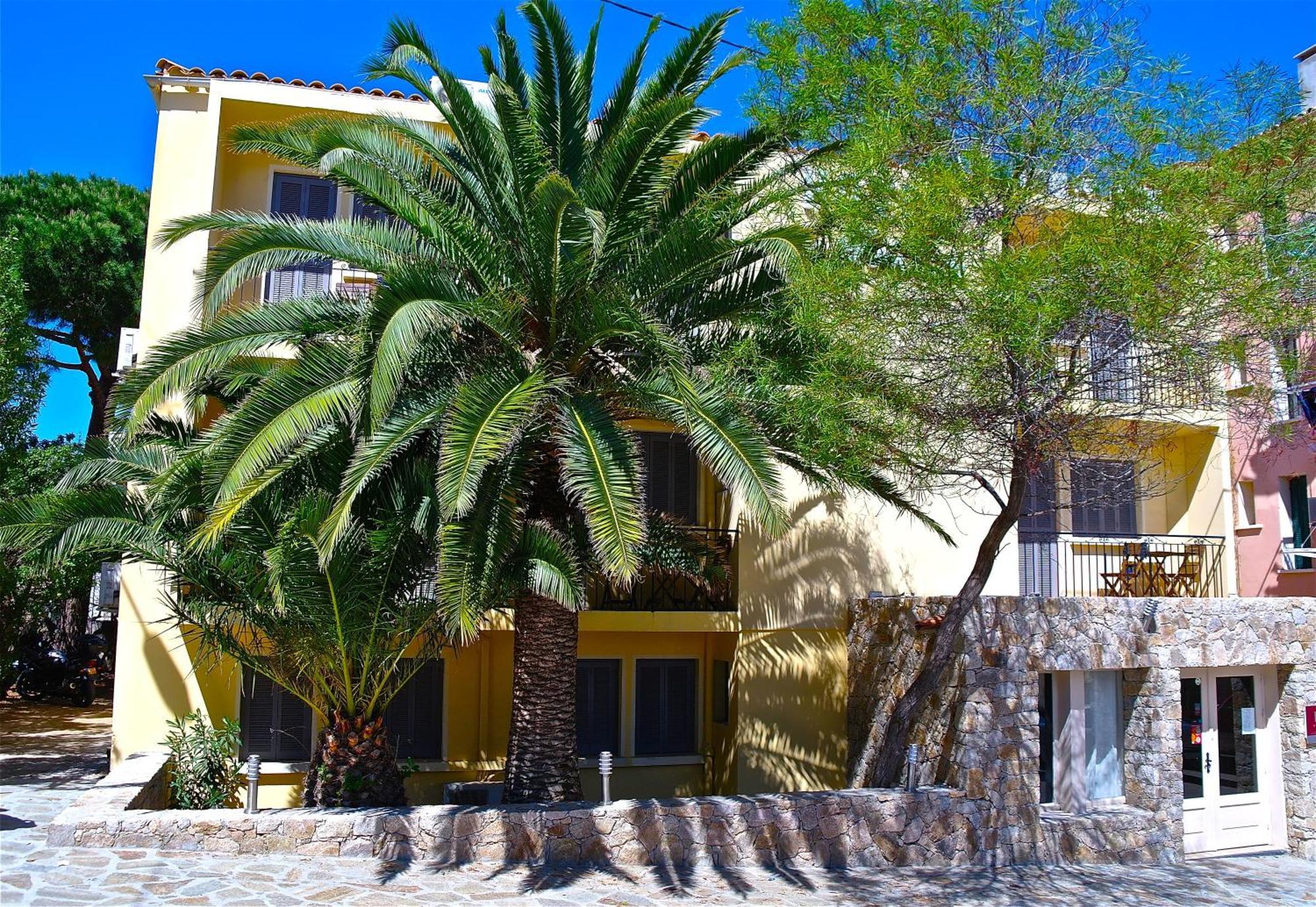 Hotel Le Grillon LʼÎle-Rousse Exteriör bild
